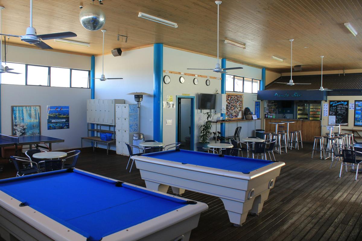 Ningaloo Coral Bay Backpackers - Manta Bar and pool tables