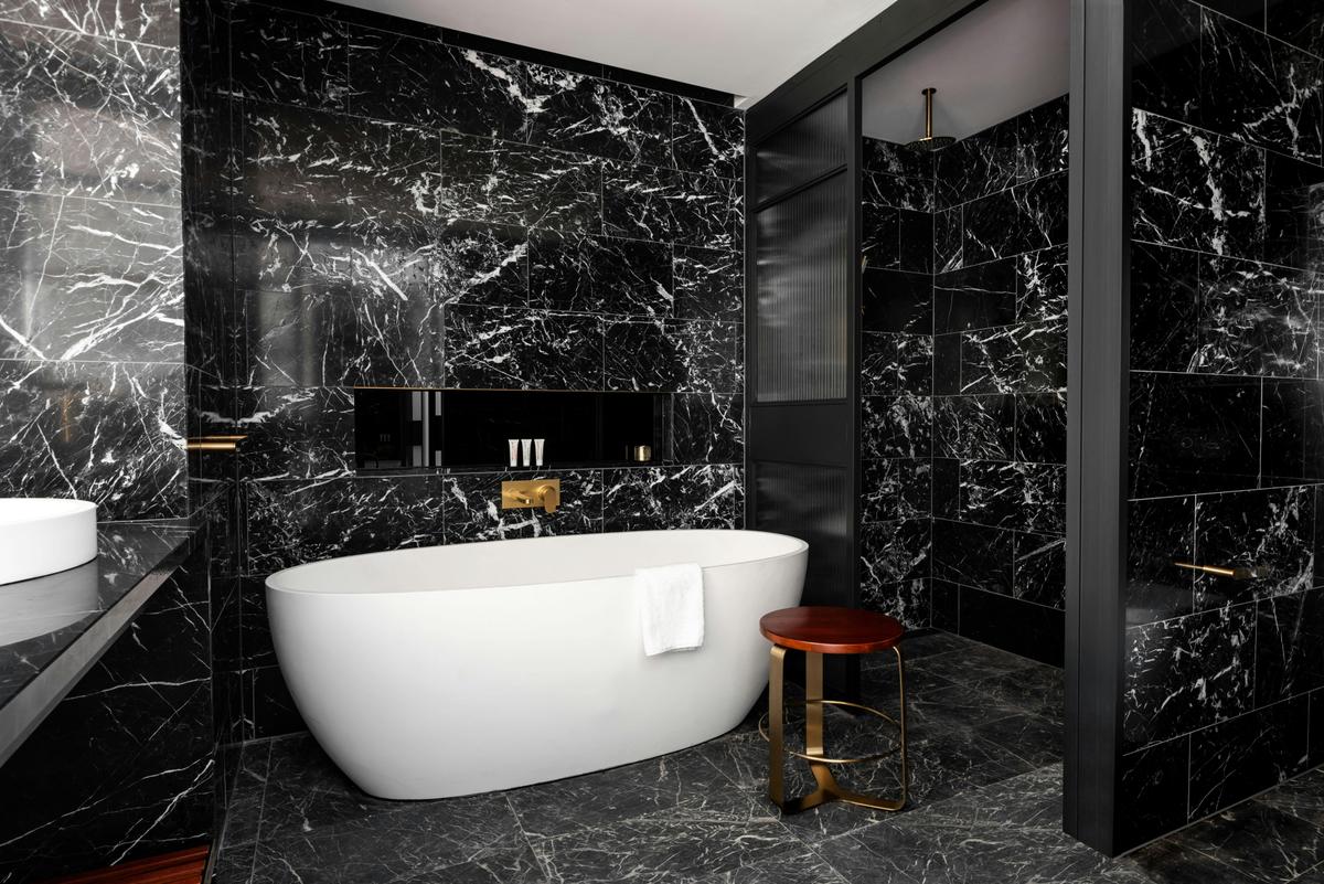 QT Deluxe King Bathroom