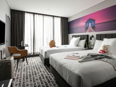 Inter-connecting rooms