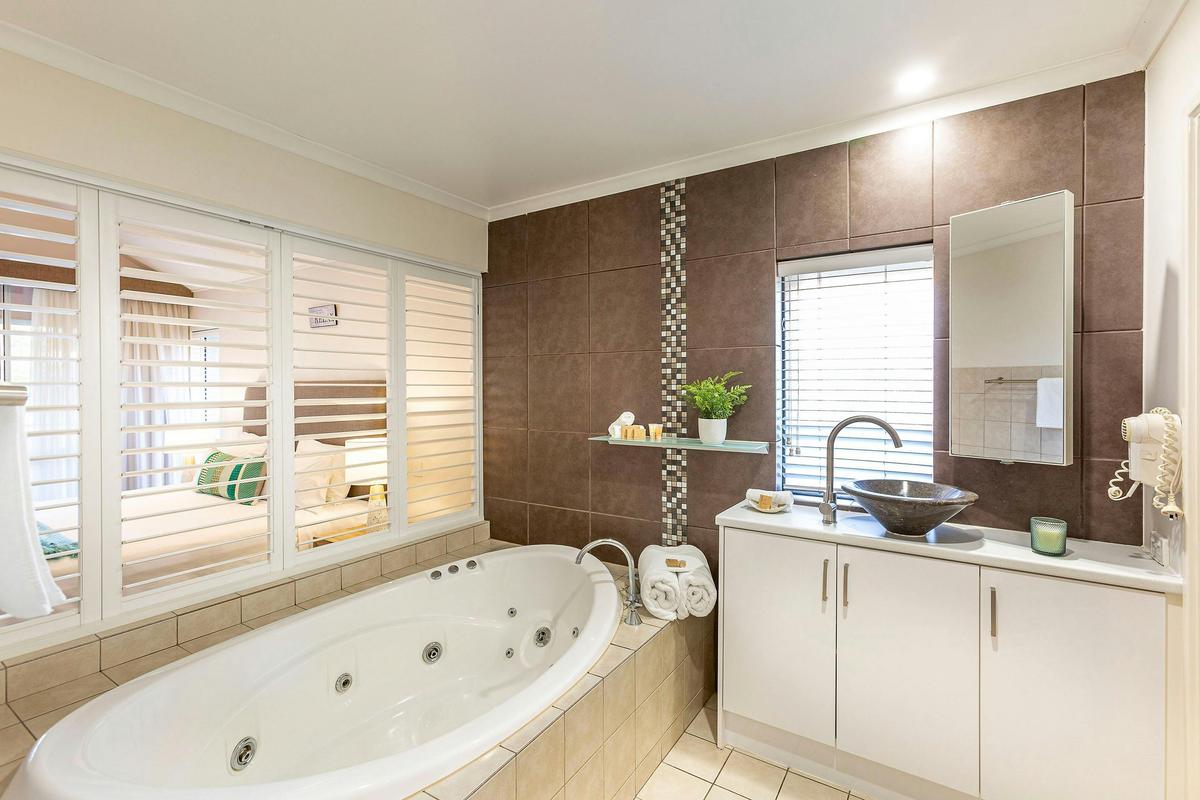 Balcony King Spa Room