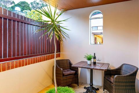 Courtyard King Spa Room