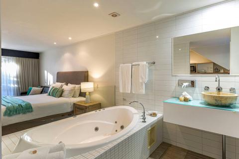 Courtyard King Spa Studio