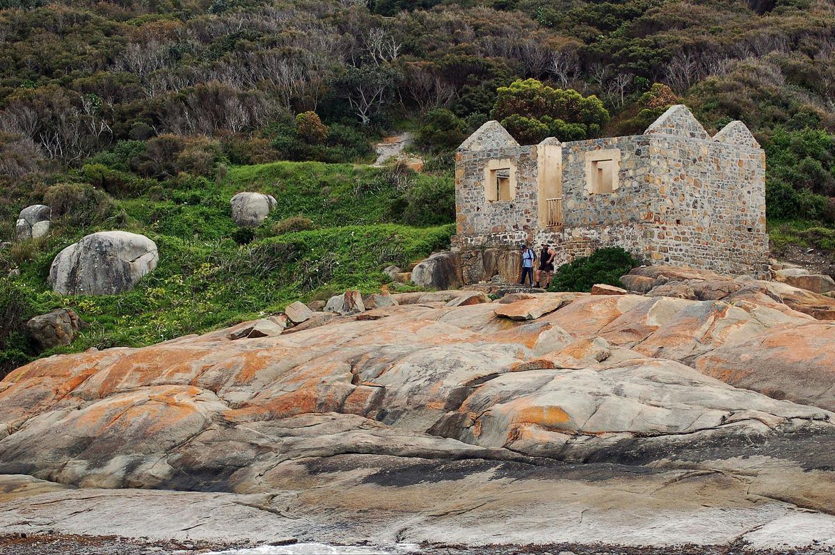 Point King Lighthouse and Cottage Ruins