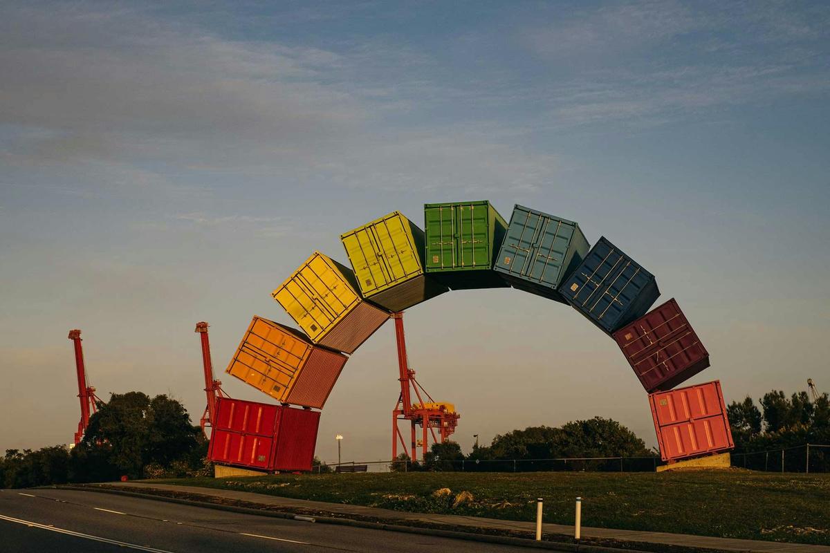Containbow with Giraffes in the back