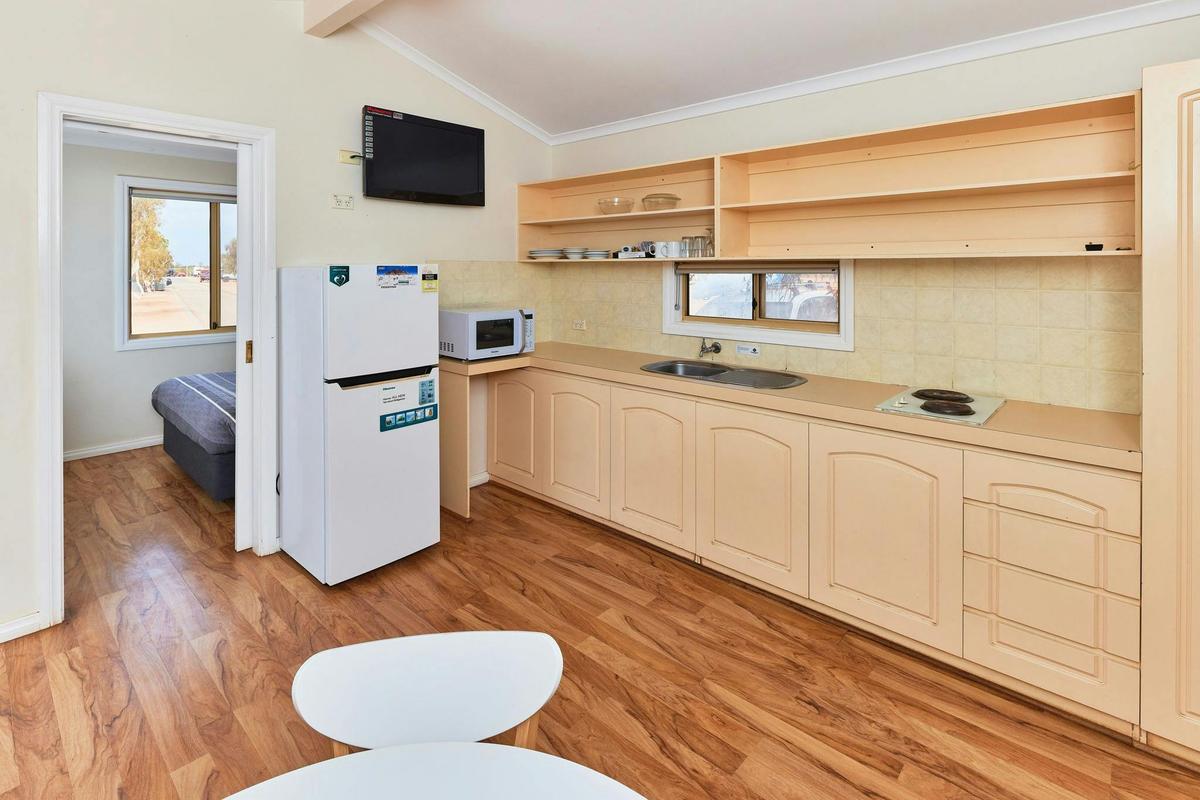 2 Bedroom Budget External Bathroom
