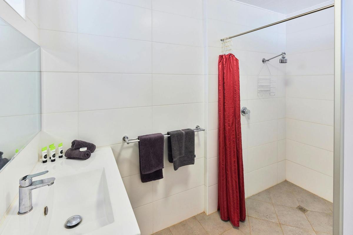 2 Bedroom Budget External Bathroom