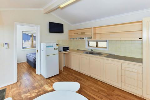 2 Bedroom Budget Shared Bathroom