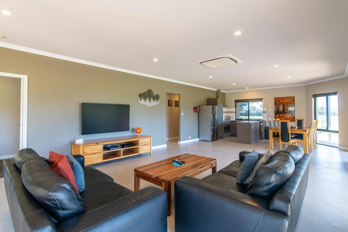 Djarlma Chalet kitchen and lounge area