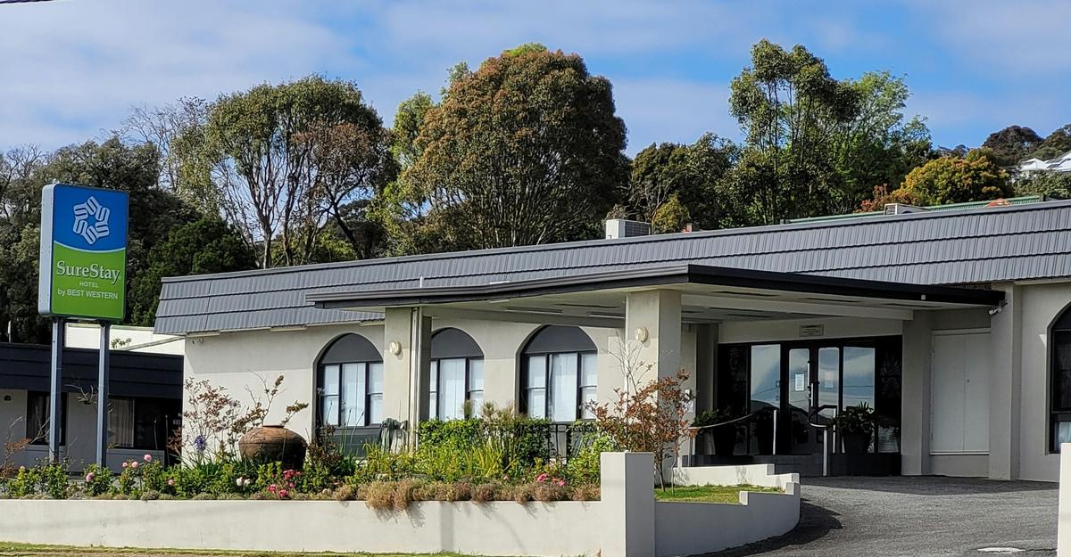 motel front, reception, entrance, main doors