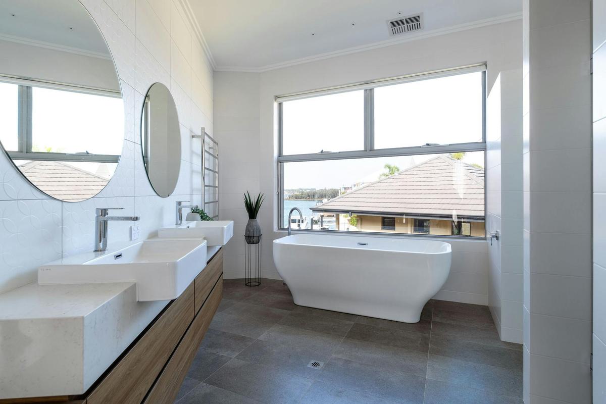 Sanctuary Cove I Master ensuite