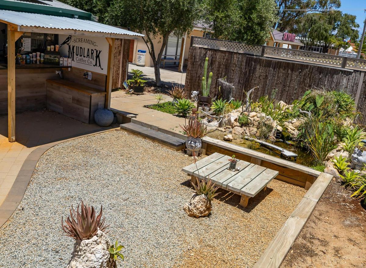 Screaming Mudlark Coffee Co. - Outside