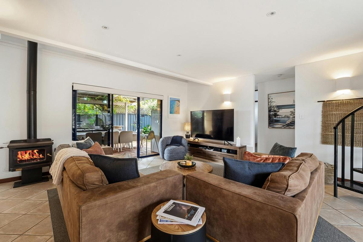 Living room, Entertainment and Fireplace w/ Air-conditioning