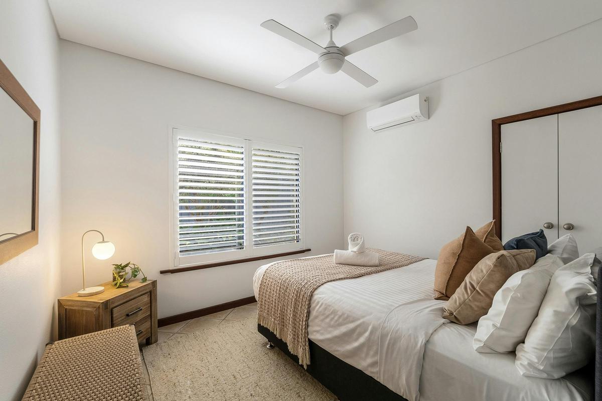 Bedroom 2 - 1 Queen bed - Air-conditioning, Ceiling Fan and Garden view