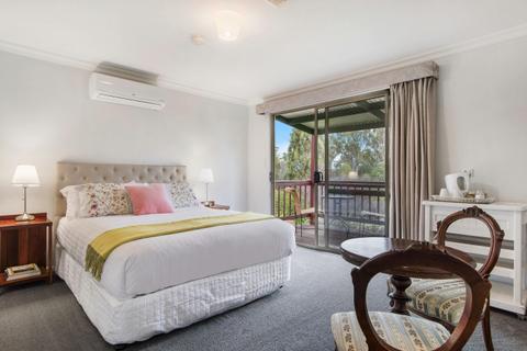 Queen Bed with En suite and Balcony