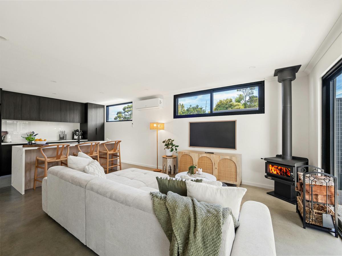 Living Room, Entertainment, Fireplace, Reverse-cycle Air-conditioning & Fully Equipped Kitchen
