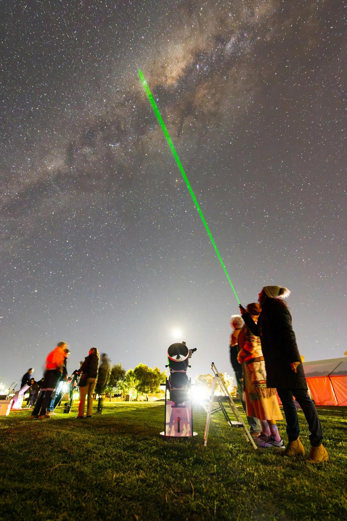 Green Laser Pointer, stargazing at Cue.