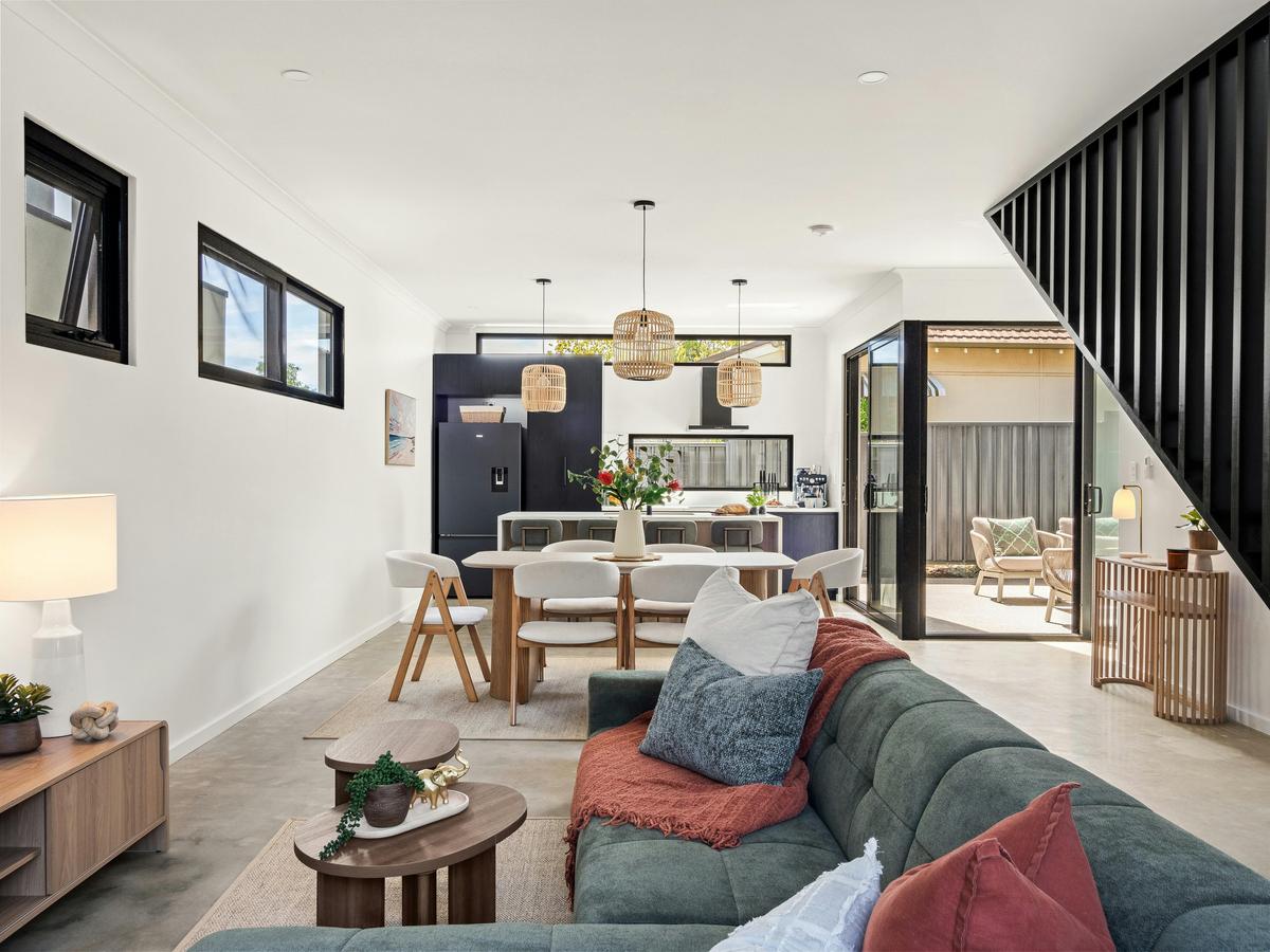 Living Room, Entertainment, Fireplace, Reverse-cycle Air-conditioning, Dining Area & Fully Equipped