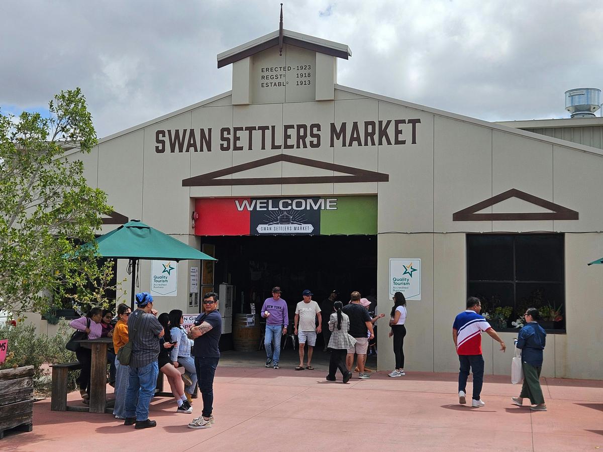 Swan Settlers Market Entrance