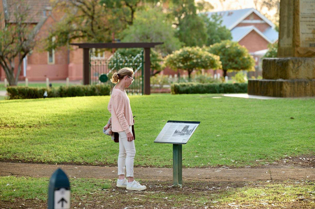 Heritage Trail Sign, Stirling Square Circuit