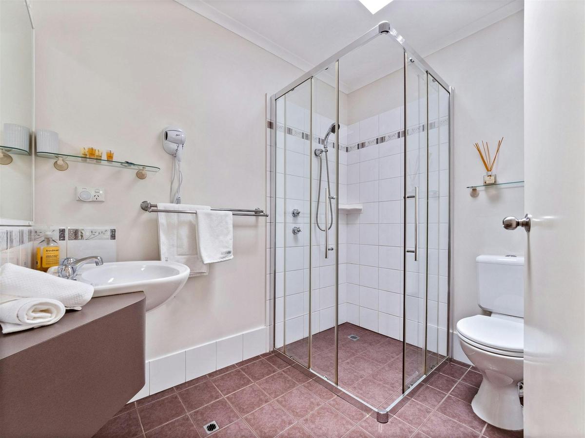 Guest ensuite bathroom