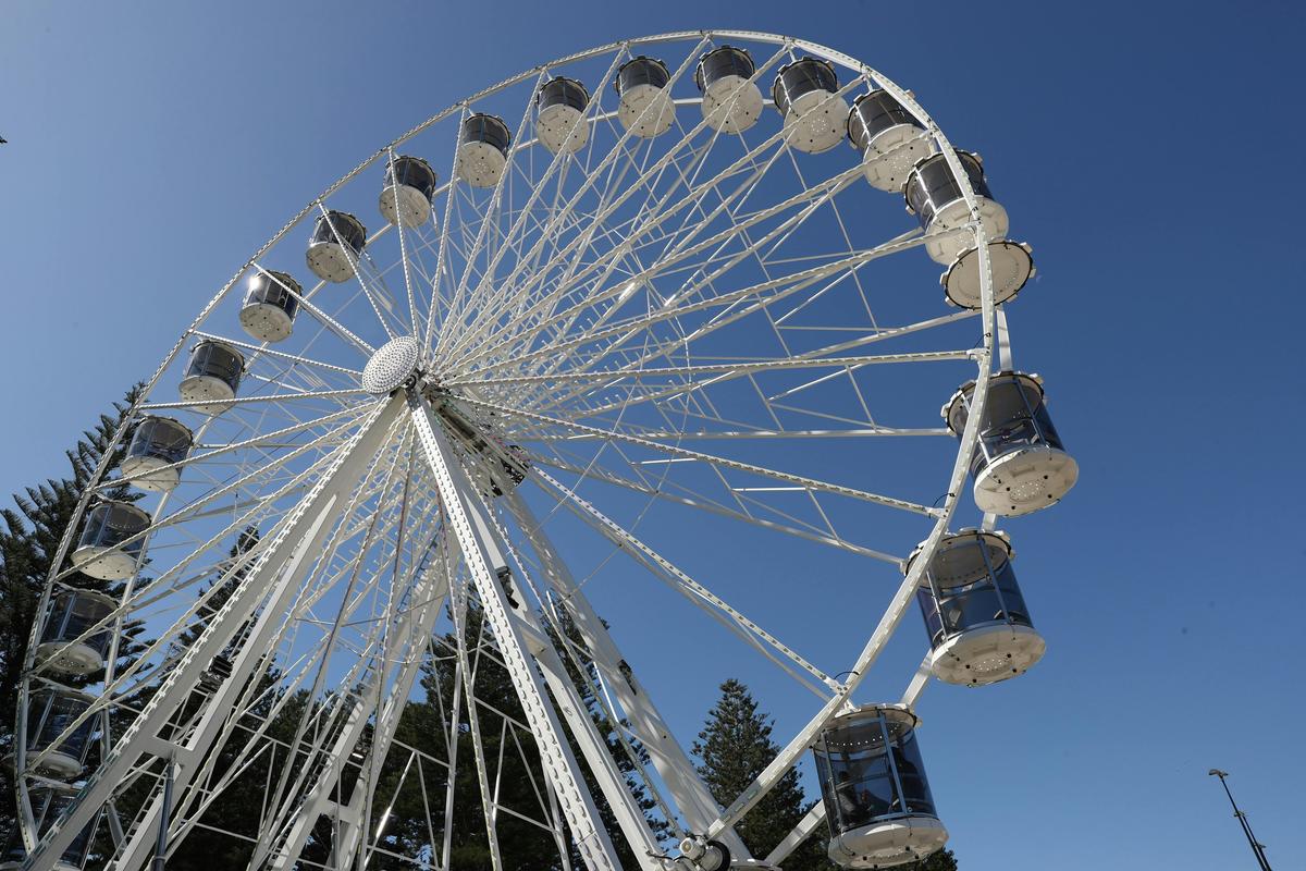 Fremantle Tourist Wheel in the daytime