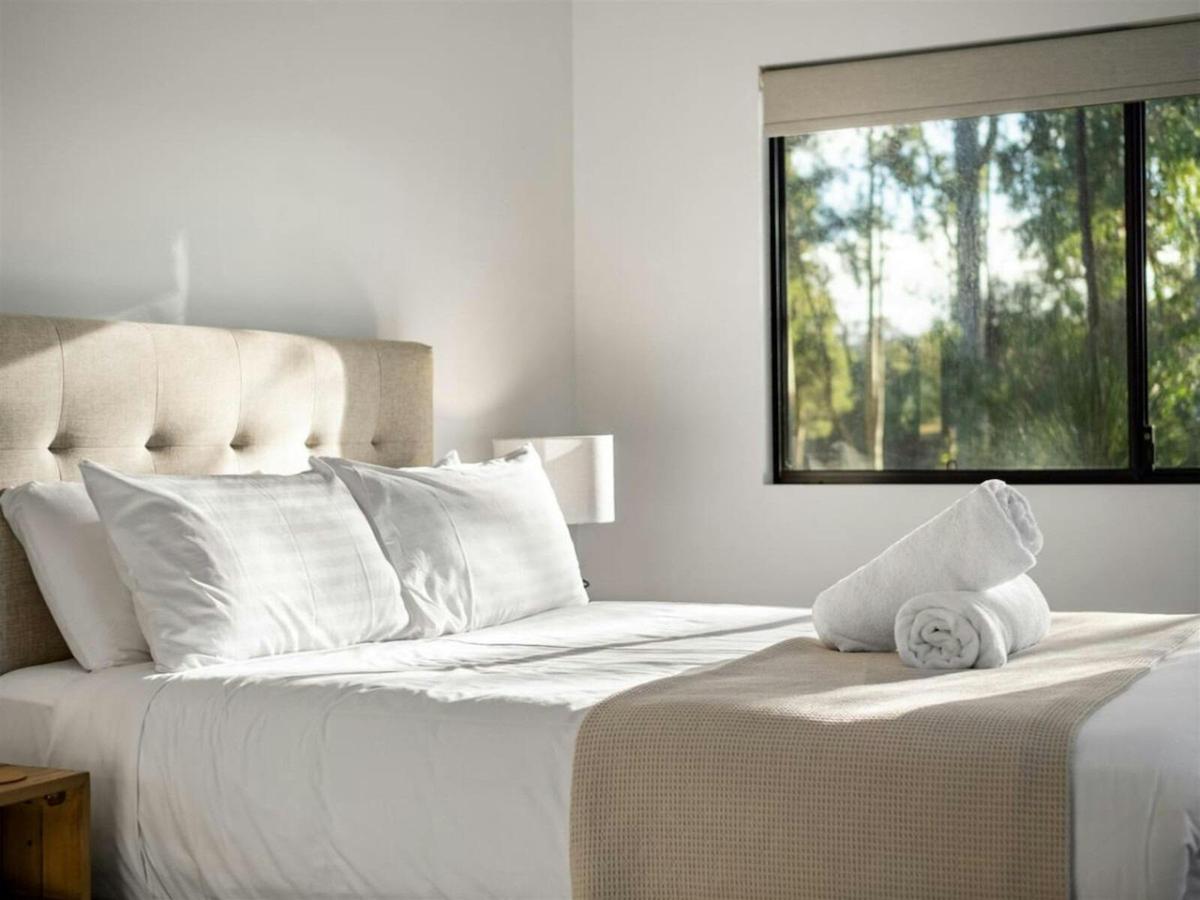 Bedroom 2 - 1 Queen bed - Garden view