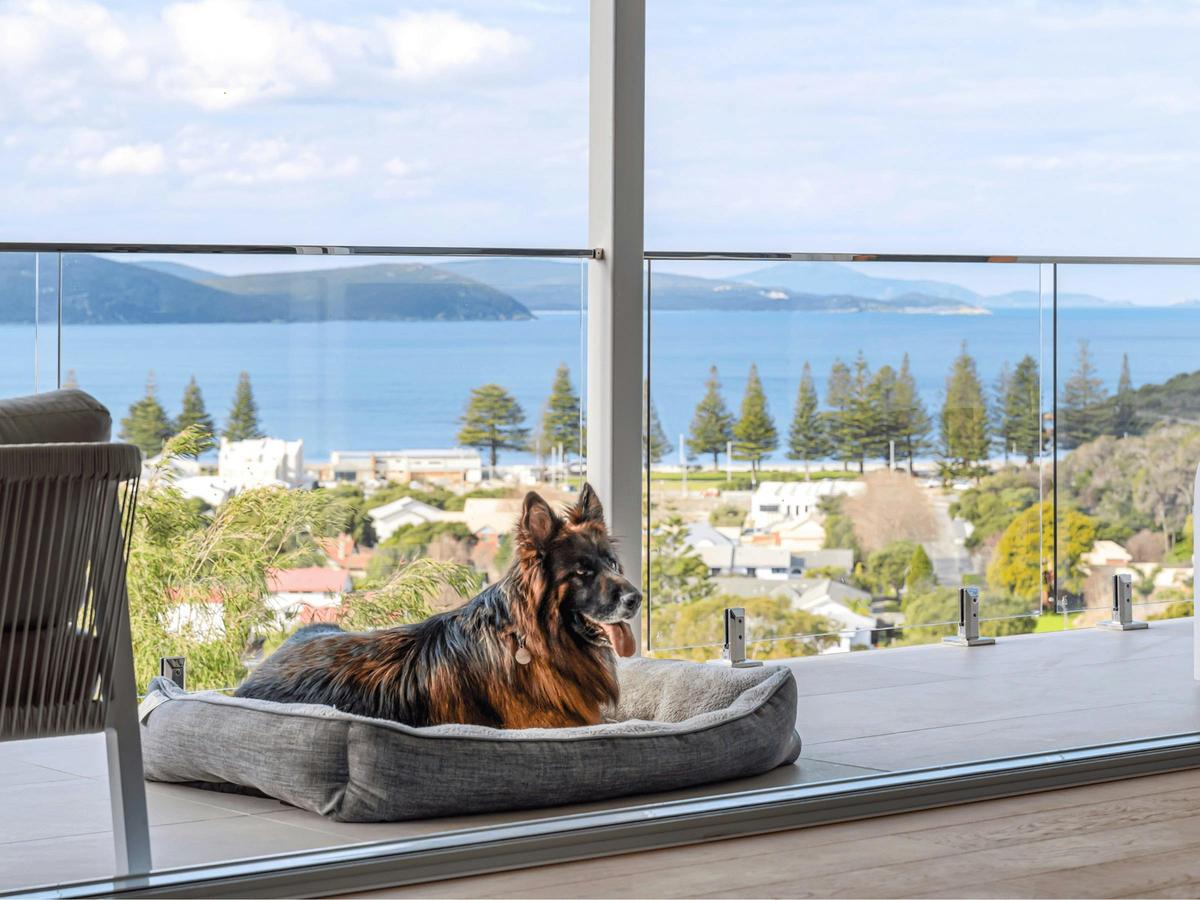 Luxury pet-friendly accommodation in Middleton Beach: The View, Albany Holiday Home