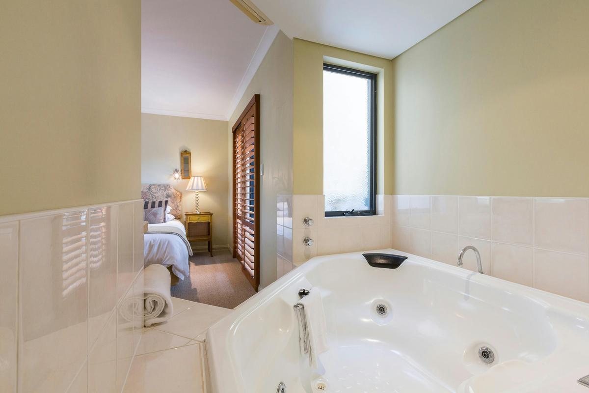 Colonnade King Spa Room Bathroom