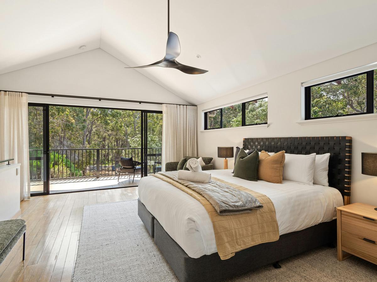 Bedroom 1 - 2nd floor - 1 King - Ceiling Fan - Reverse-cycle Airconditioning - Ensuite & with Balcon