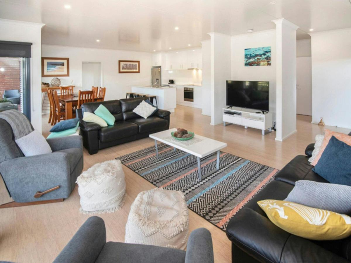 Living room, Dining area, Entertainment and Air-conditioning (Reverse Cycle Aircon)