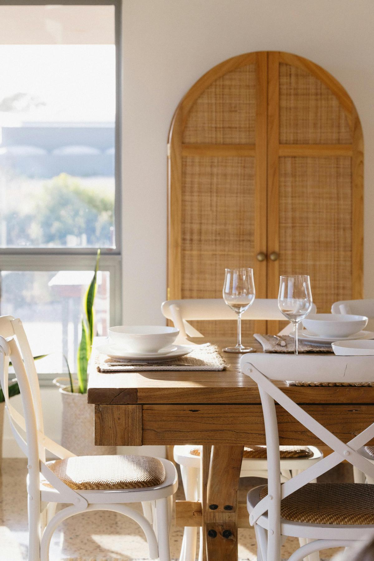 Dining setting for 8 guests