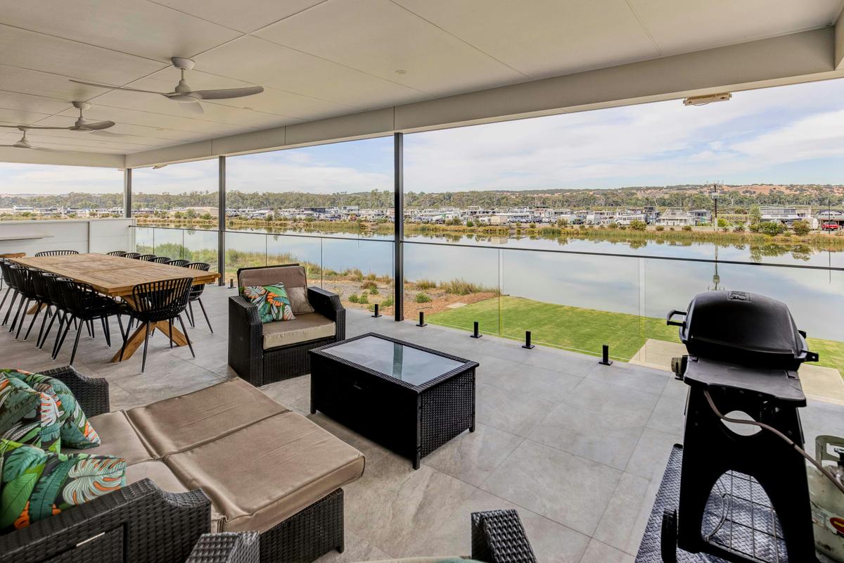 Large outdoor entertaining area
