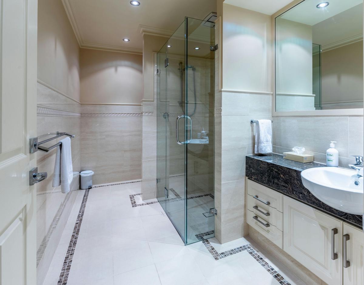 modern marble bathroom