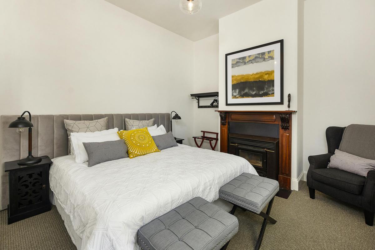 48West - King-sized Bedroom (can also be setup as 2x long-single beds)