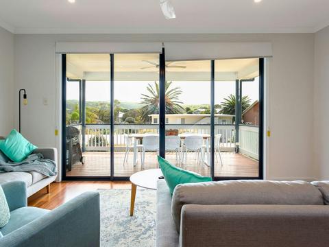 4BR Contemporary Coastal Home with Rural Outlook