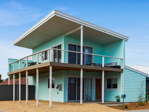 3BR Retro Charm: Beach House Getaway