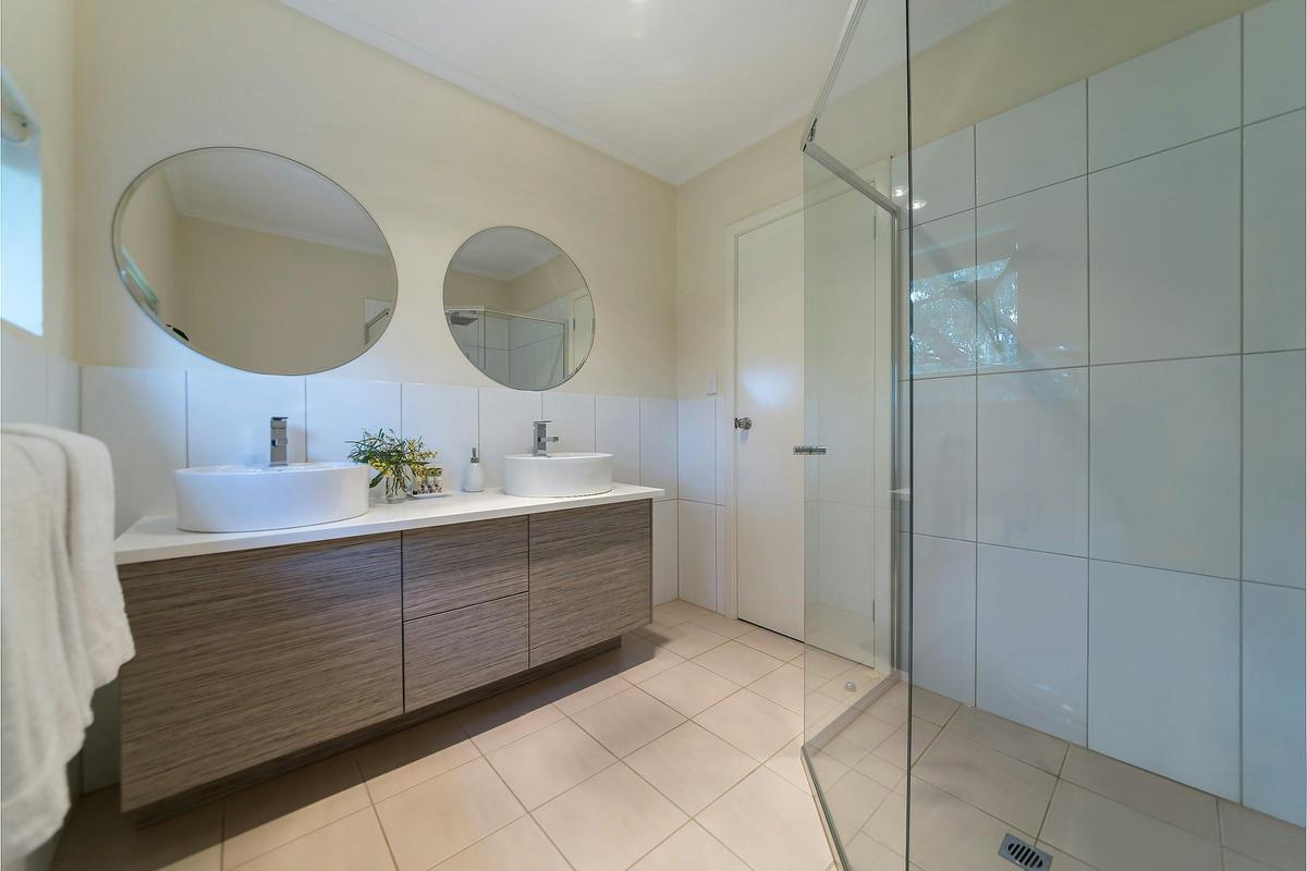 Barossa Idyll Large modern bathroom