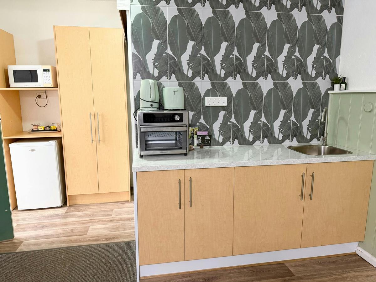 Queen Apartment with Kitchenette