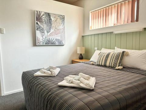 Queen Apartment with Kitchenette