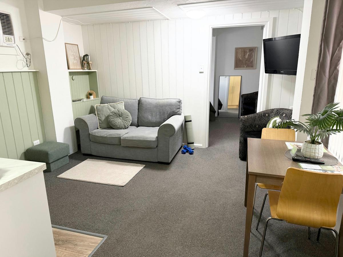 Queen Apartment with Kitchenette