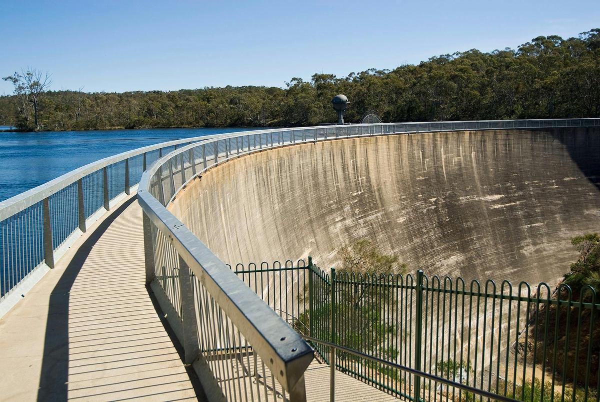 A unique feature of the reservoir is the unusual acoustic phenomenon of the dam wall