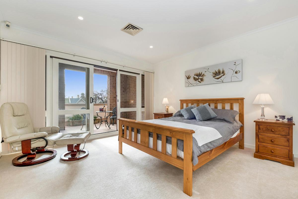Comfortable queen size bed in main bedroom