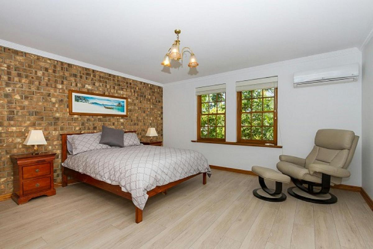 Bedroom - Queen size with robes