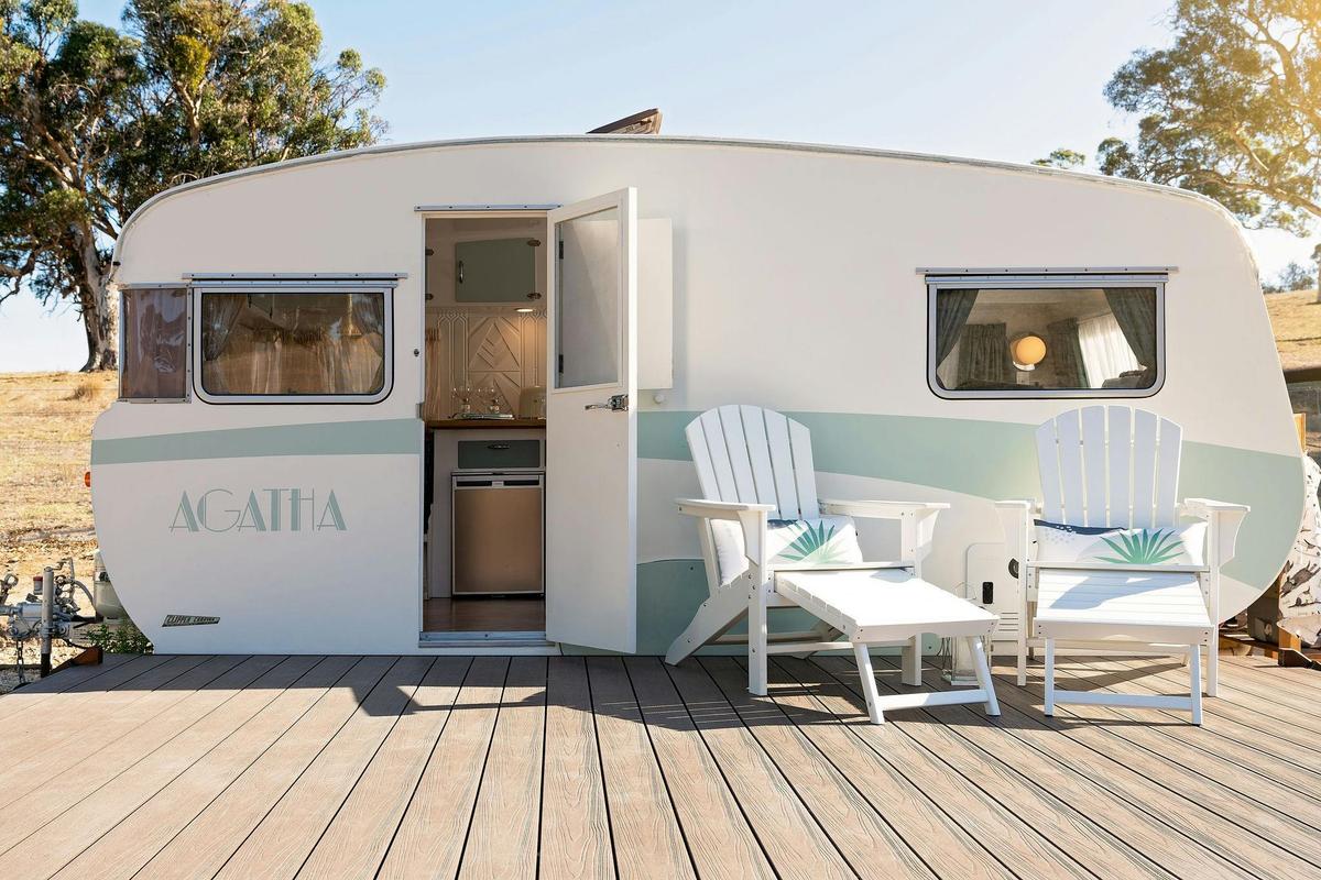 Agatha is a beautiful vintage Clipper caravan, restored to enjoy the luxury of the Roaring 1920s.