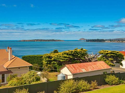 Amazing Ocean Views at This Exclusive Four Bedroom Holiday Home
