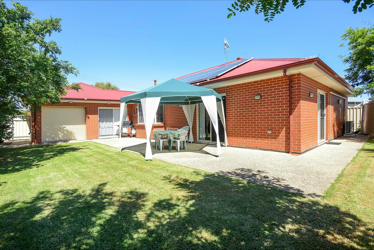 All Seasons' Port Elliot back yard with BBQ and outdoor setting