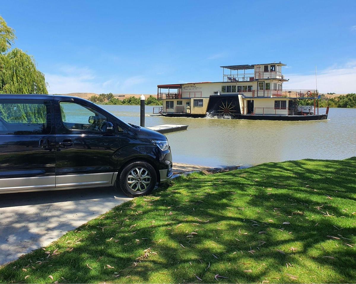 Paddle Boat Lunch Cruise & Hahndorf / Adelaide Hills Tour