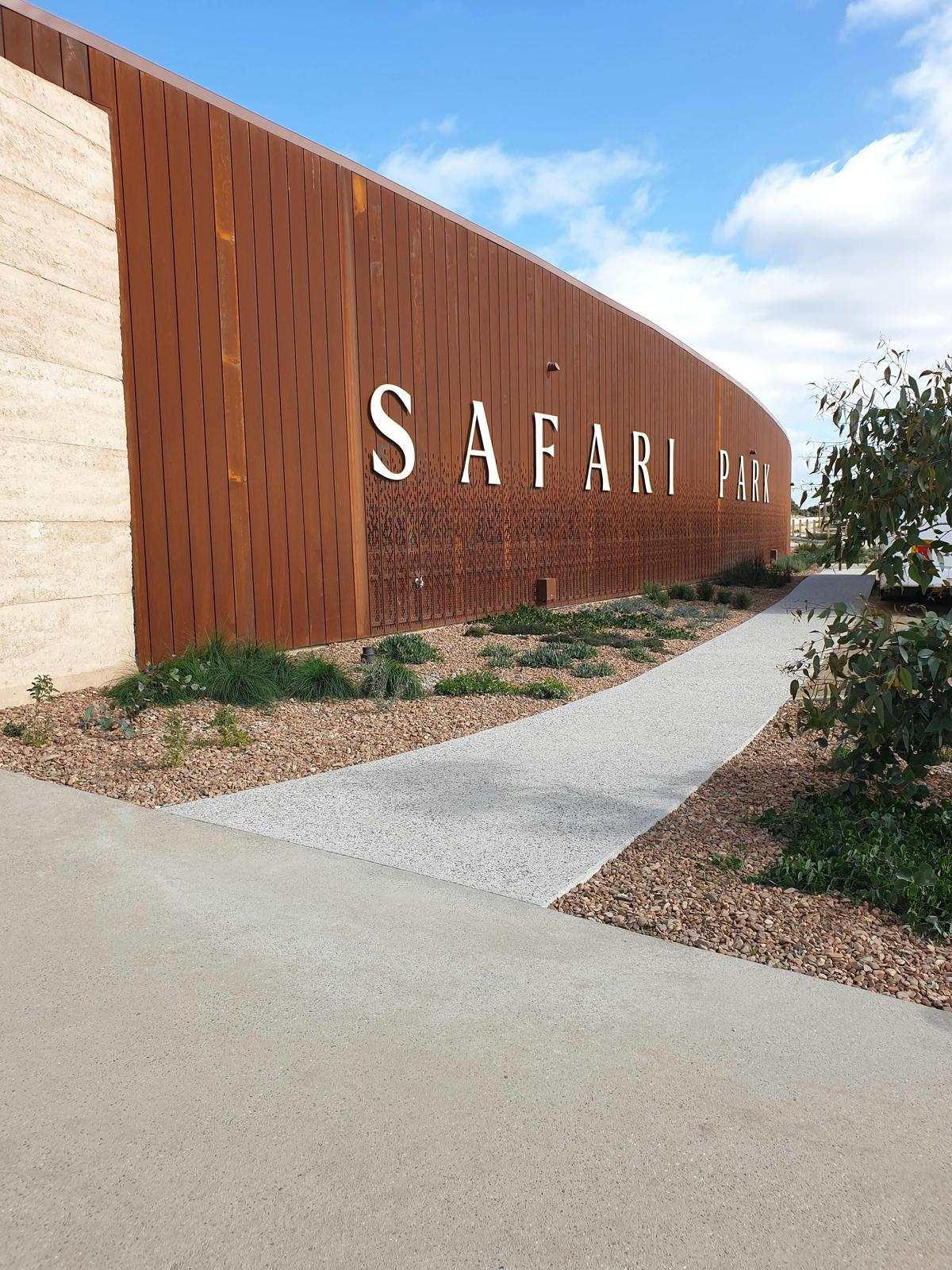 Monarto Safari Park & Hahndorf / Adelaide Hills Tour