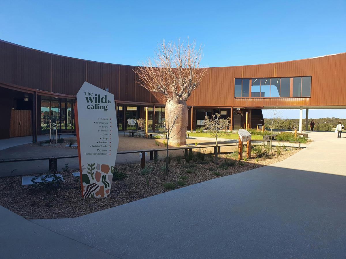 Monarto Safari Park & Hahndorf / Adelaide Hills Tour