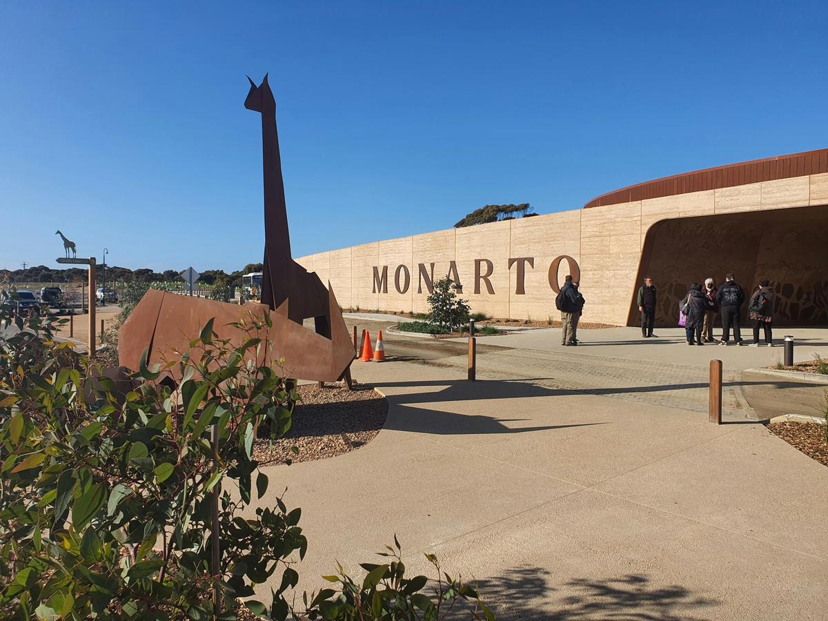 Monarto Safari Park & Hahndorf / Adelaide Hills Tour